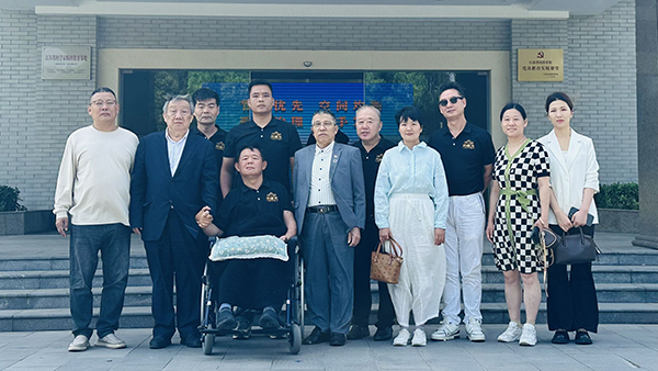 参观江泽民故居有感一一原中国国情调查研究中心秘书长方建文